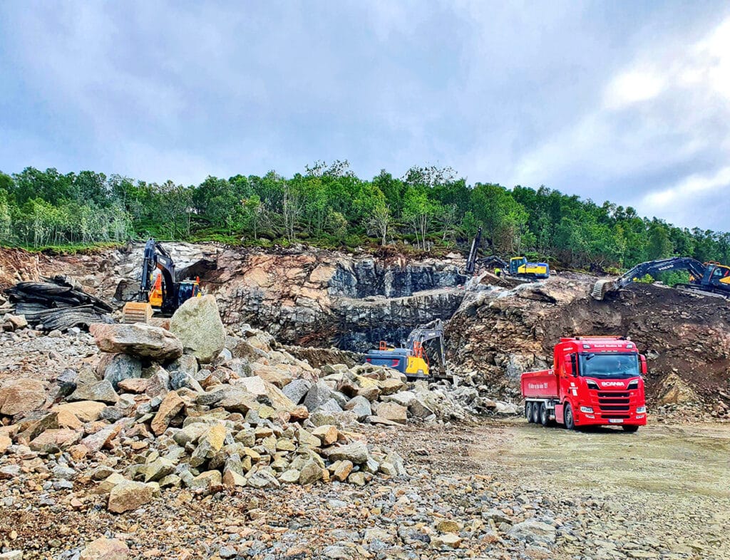 Ferdigstilt sprengning i Hadsel med 140 000 m³ fjell. Erfaring og moderne utstyr i industriprosjekter.