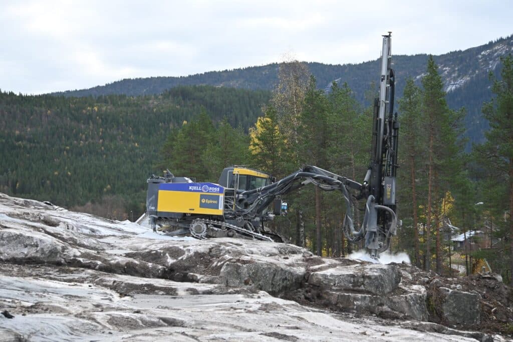 Fullført sprengningsarbeid med 67 000 m³ veiskjæring og kontursprengning for veiutvidelse på Rv. 9 mellom Rotemo og Lunden.