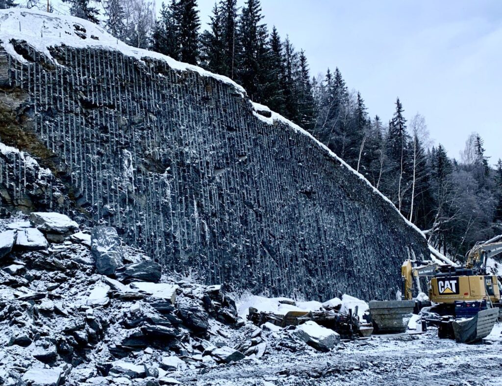 Sikkerhetsfokusert utbedring og veiutvidelse på E-16 Øylo – Ulnes med omfattende sprengningsarbeid på ca. 175 000 m³.