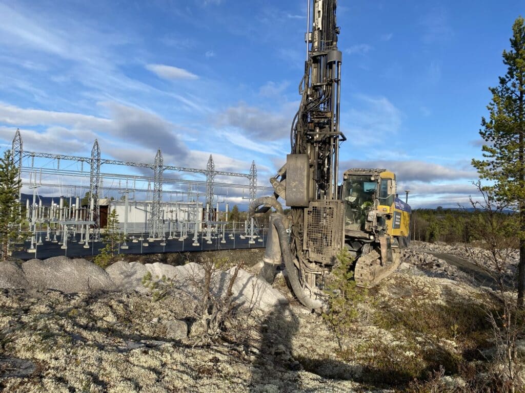 Eksperter på boring og sprengning leverer sikre løsninger for vei og trafoanlegg ved Skoddevarre i Alta.