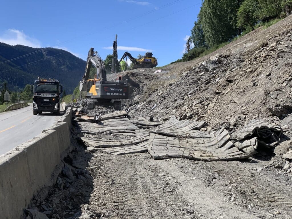 Gjennomført utvidelse av eksisterende E-16 og forbedring av ulykkespunkter for tryggere og bedre trafikkforhold i perioden 2019-2022.
