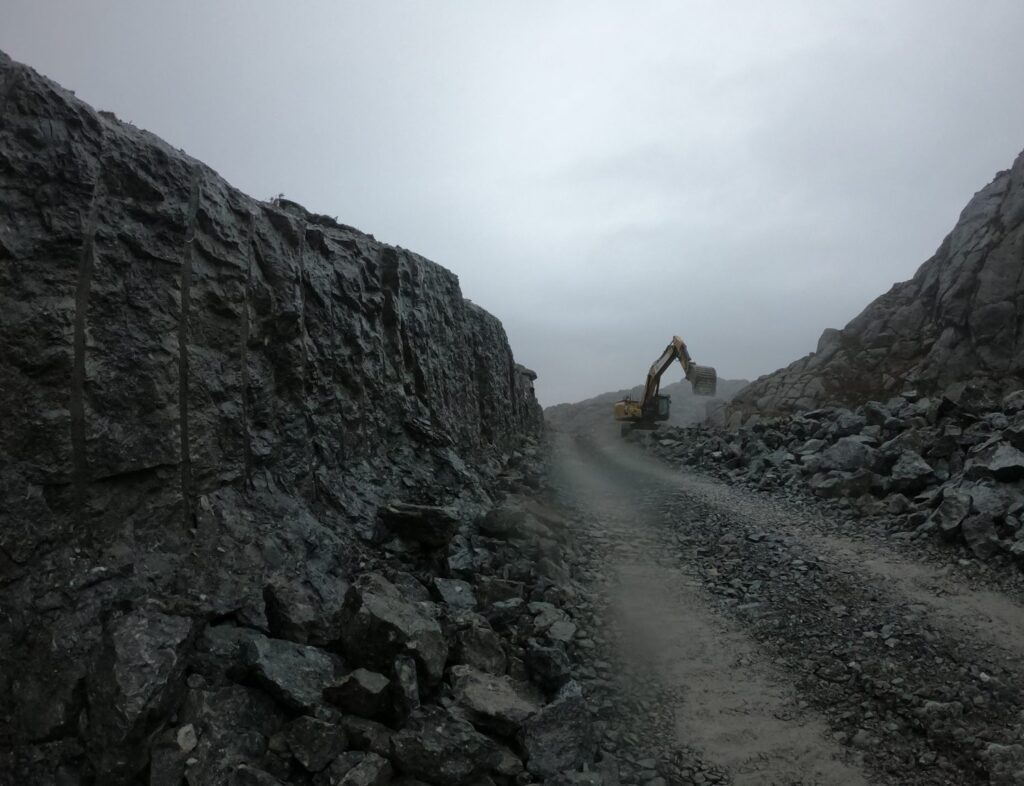 Pågående sprengningsarbeider for etablering av vei og bru i Solund. Vi sikrer kvalitet og sikkerhet i arbeidet for Lesja Bulldozerlag AS.