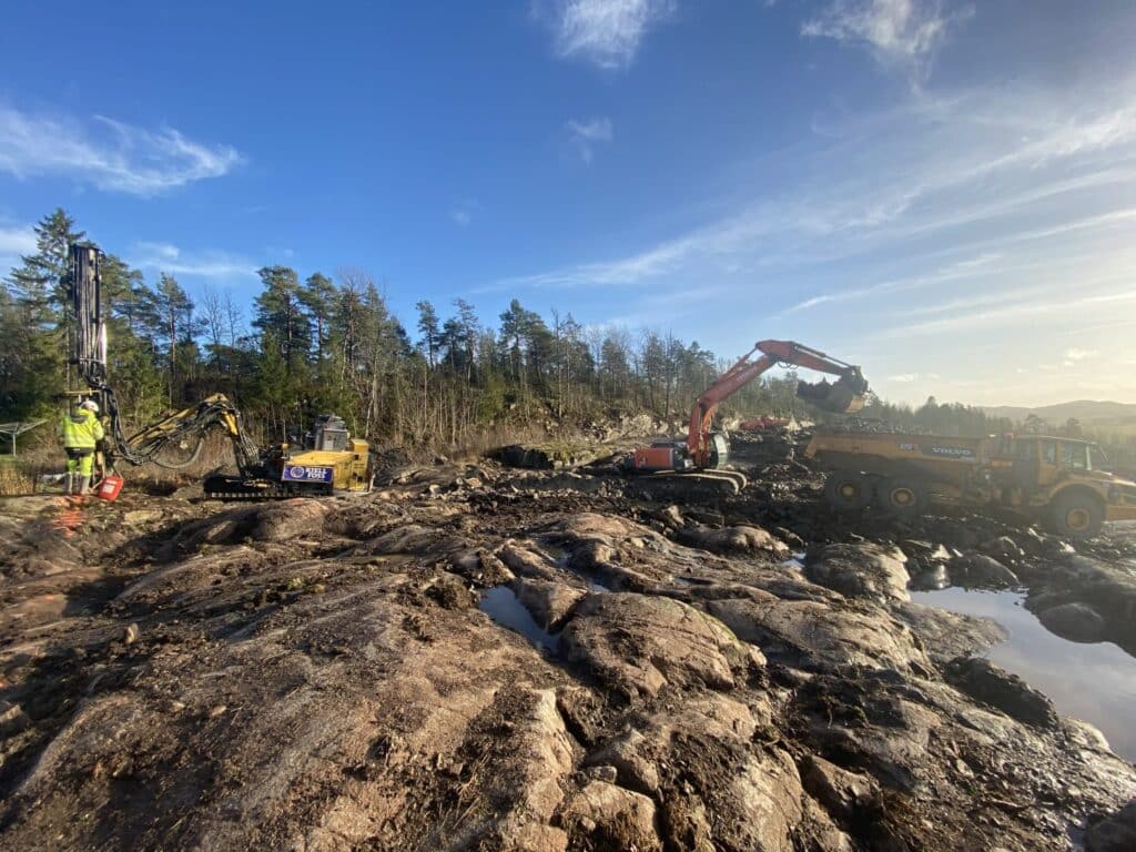 Sprengning for etablering av boligfelt på Lefsrødåsen i Revetal. Veier, grøfter og tomter for bolig- og leilighetsbygg.