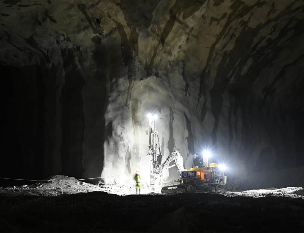 Precise sprengningsarbeid for vannforsyningsprosjektet i Oslo, inkludert tunell og dagsonearbeid.