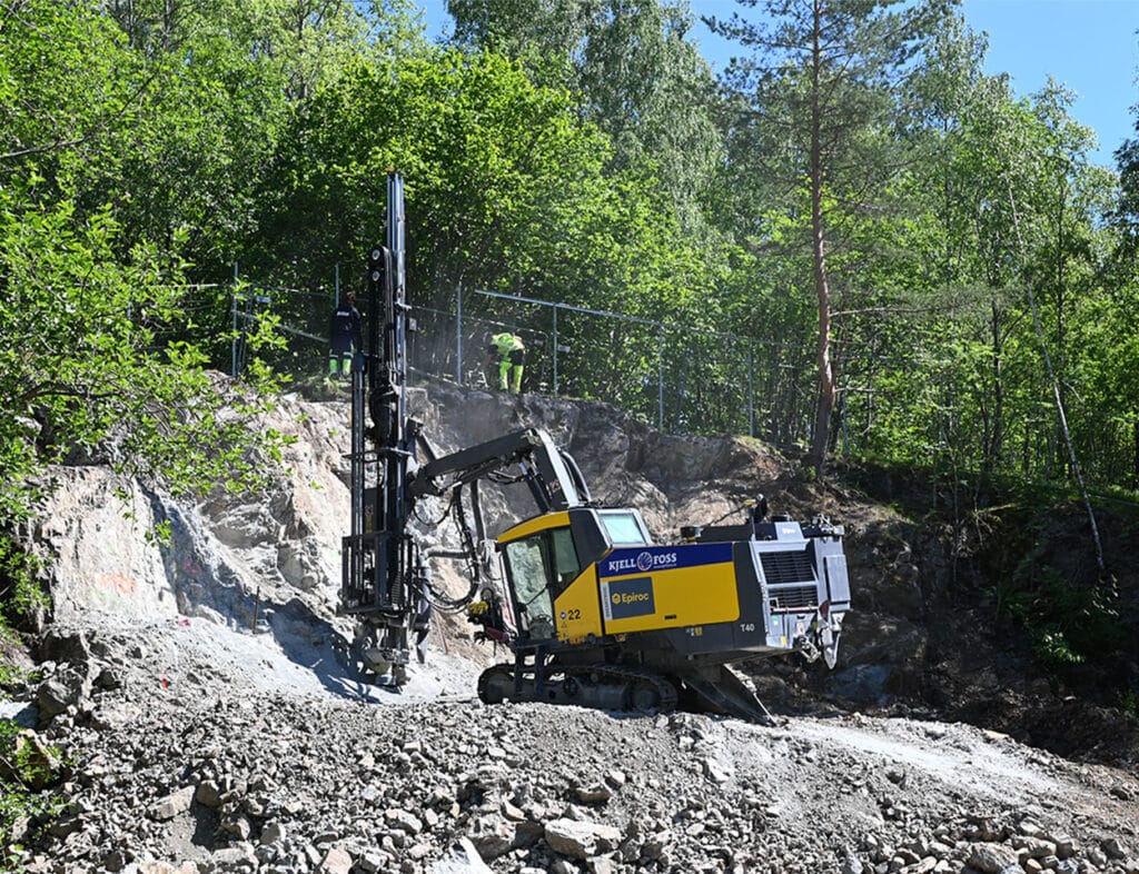 Sprengningsarbeid i tunell og dagsoner for ny vannforsyning i Oslo kommune, utført med høy presisjon.