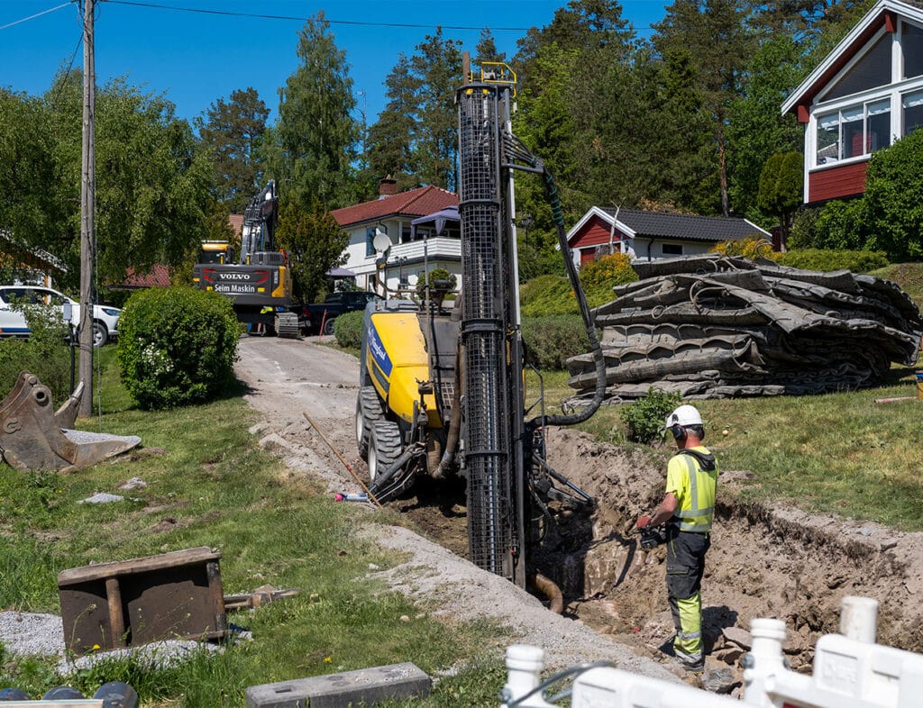Pågående sprengningsarbeid for nytt vann- og avløpssystem i boligfeltet Firing VA, Re. Effektiv og sikker utførelse av prosjektet.