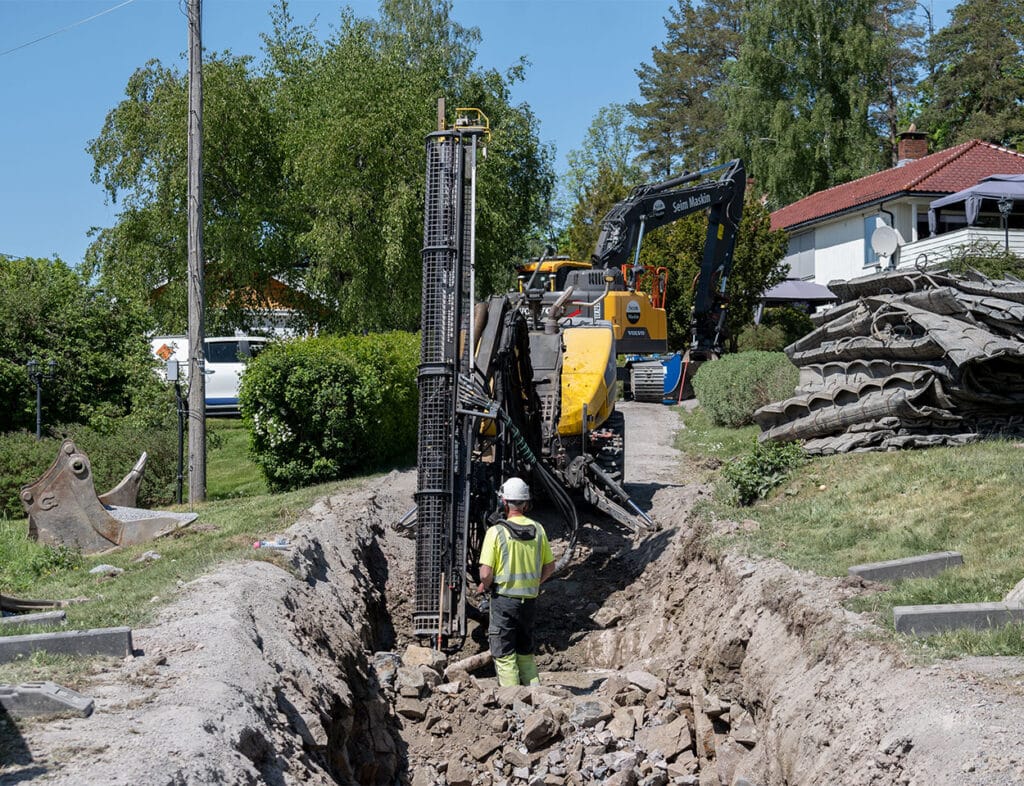 Sprengningsarbeider for legging av vann- og avløpssystem i boligfeltet Firing VA, Re. Sikre og effektive løsninger gjennom hele prosjektet.