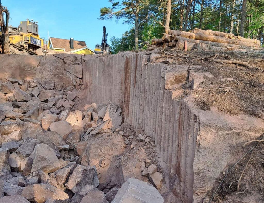 Slisseboring og sprengning for veiutbygging til bolig i Bloksbergveien på Husøy, fullført i 2023 med høy kvalitet.