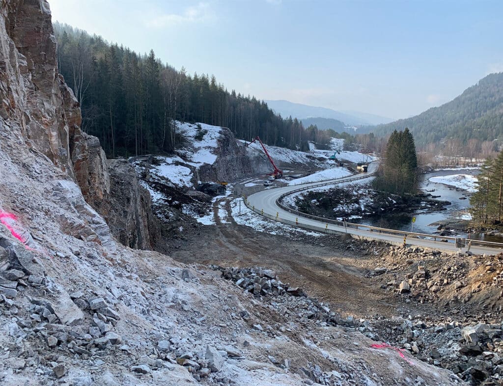 Kontursprengning på begge sider av skjæringen på E134 Århus – Seljord. Ferdigstilling i 2022 med høy presisjon og kvalitet.
