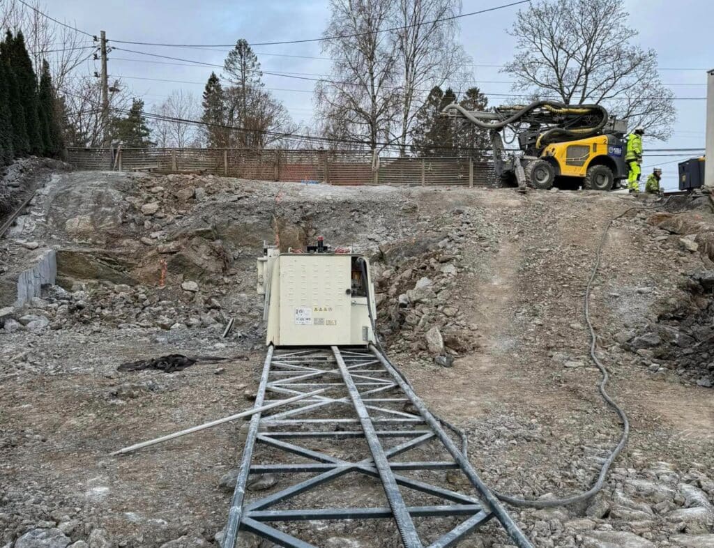 Utførte wiresaging og sprengning for garasje og fjellsikring i 2023. Kjell Foss sikrer trygge og stabile løsninger for ditt prosjekt.