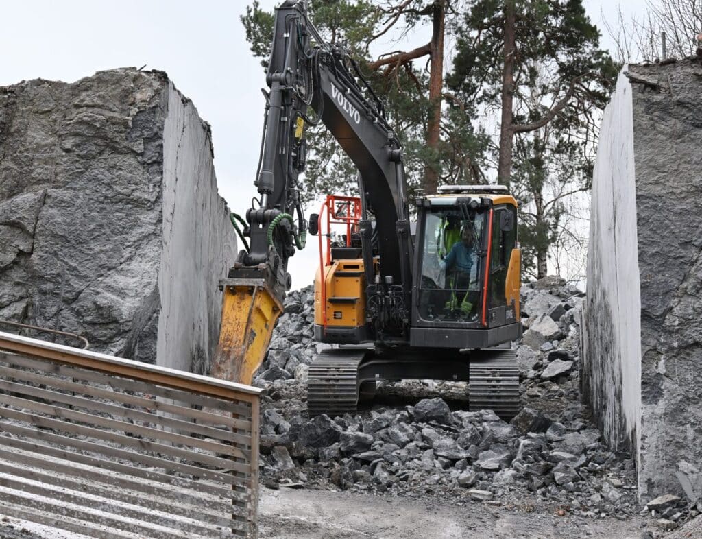 Wiresaging og sprengning i innkjørsel og garasje med fjellsikring. Kjell Foss sikrer stabile og miljøvennlige løsninger i 2023.