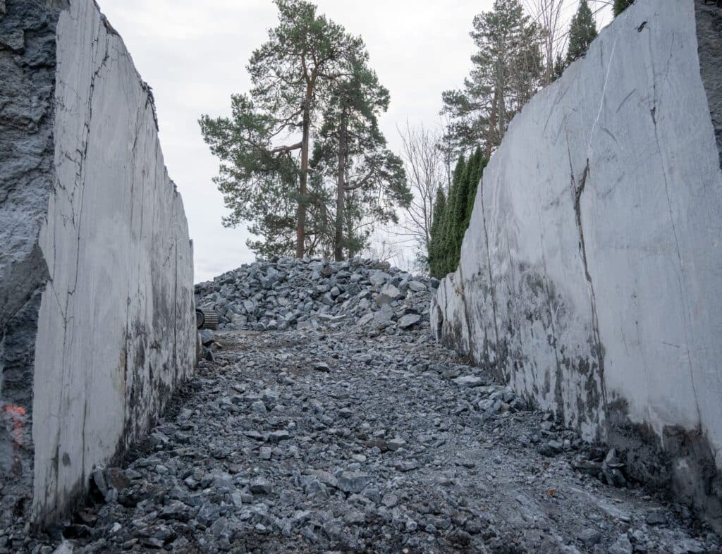 Fullført wiresaging av innkjørsel, sprengning for garasje og fjellsikring. Kjell Foss leverer kvalitet og trygghet i alle oppdrag.