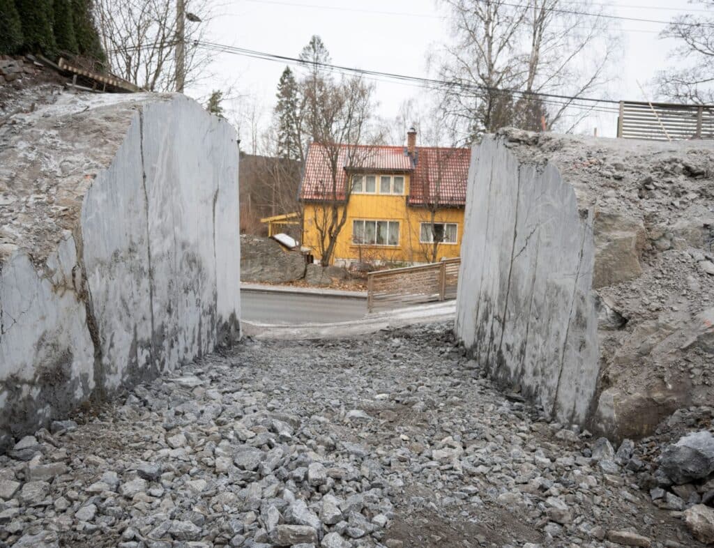 Presis wiresaging, sprengning for garasje og fjellsikring utført i 2023. Kjell Foss leverer kvalitet og sikkerhet i alle prosjekter.
