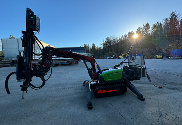 Vi utfører salve, søm, slisse, konturboring, bolteboring og mer med avansert utstyr for presis og effektiv boring i alle fjell.