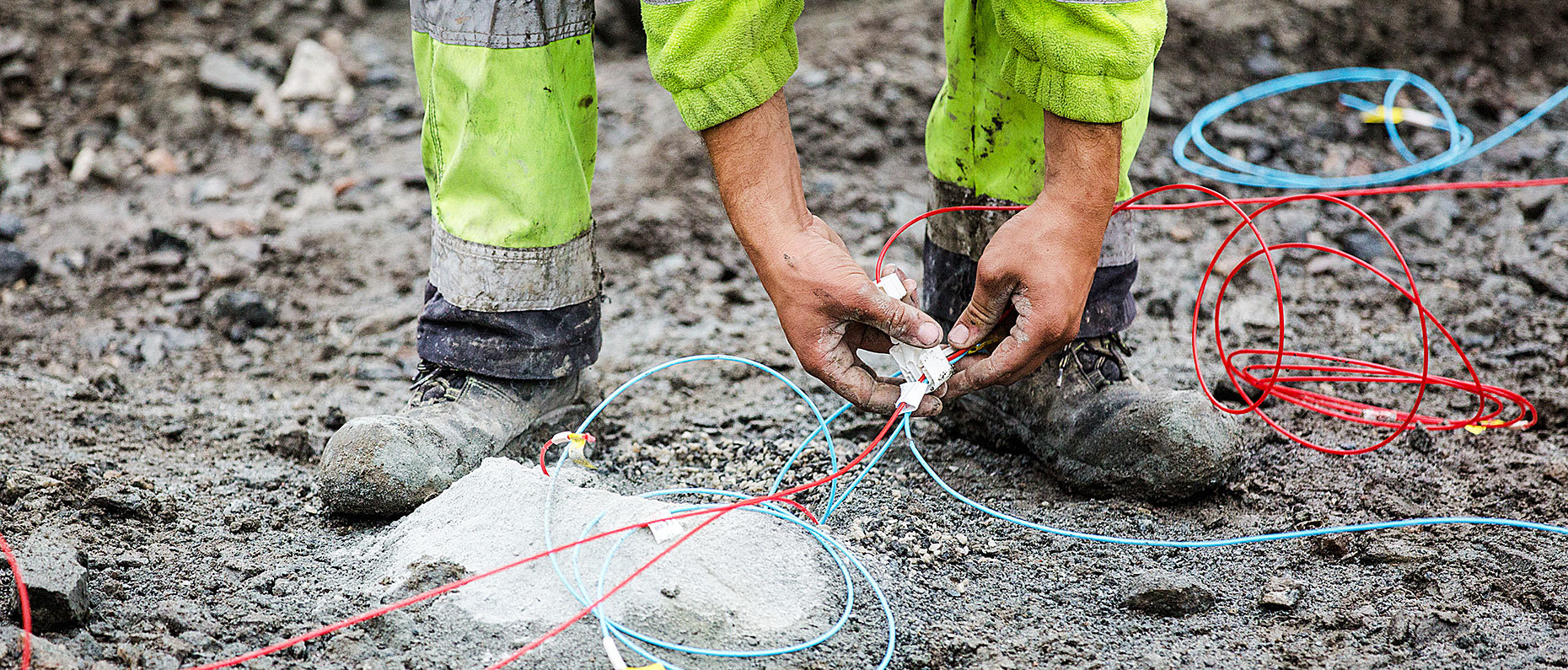 Konsernet består av flere selskaper som dekker industriell sprengning, verkstedtjenester og fjellsprengning i hele Norge.