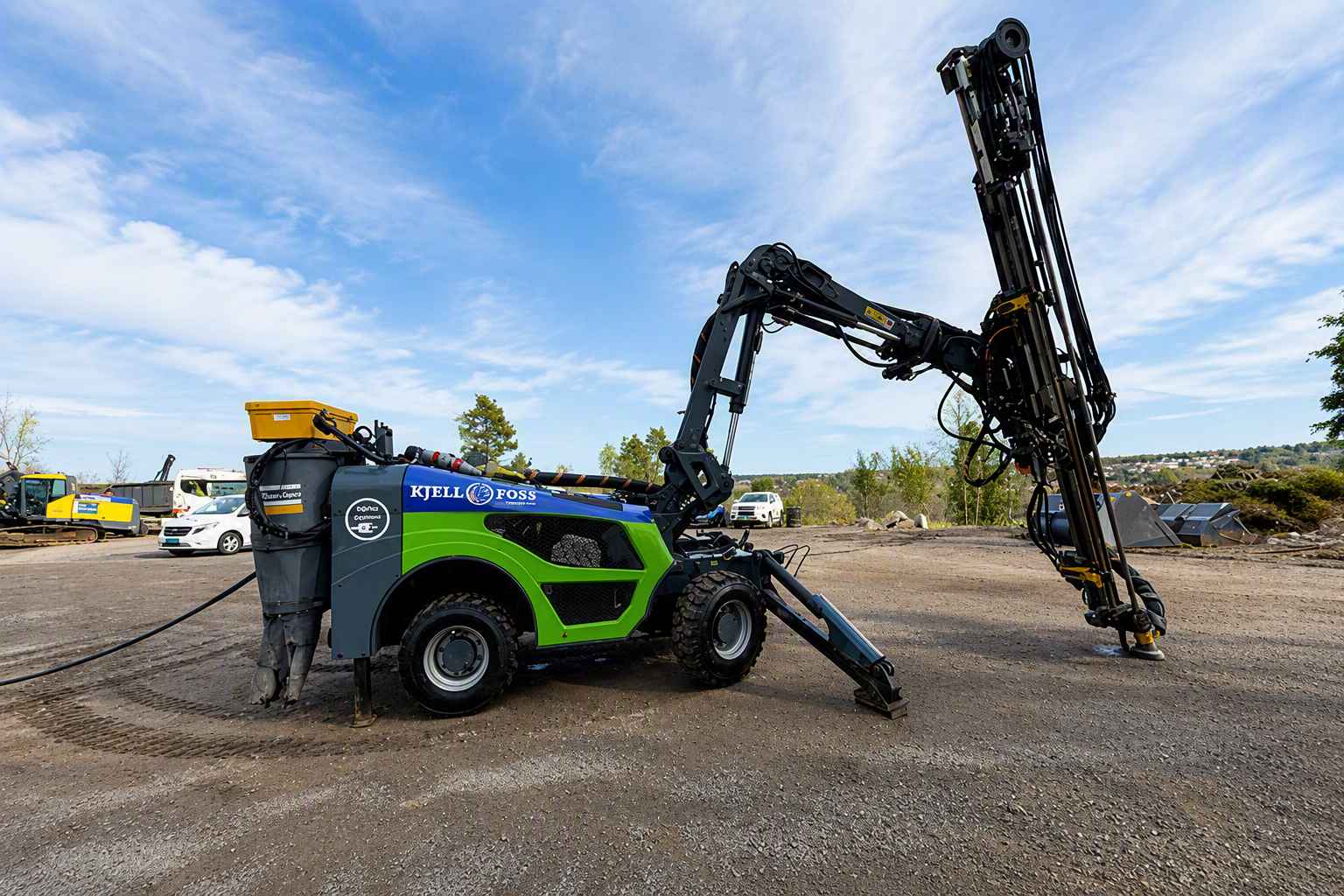 Vi utfører salve, søm, slisse, konturboring, bolteboring og mer med avansert utstyr for presis og effektiv boring i alle fjell.